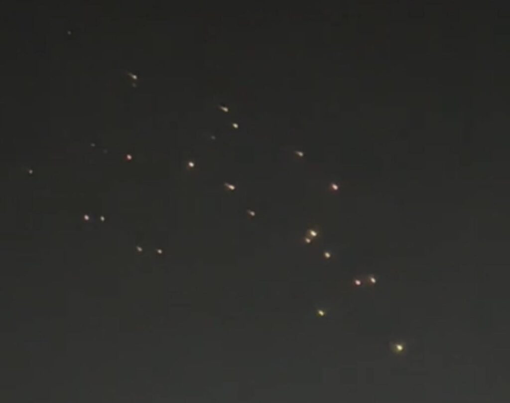 इजरायलको आकाशमा देखिएका दृश्य।